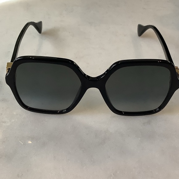Gucci Women's Oversized Square, Black Sunglasses, Brand New - Picture 2 of 4